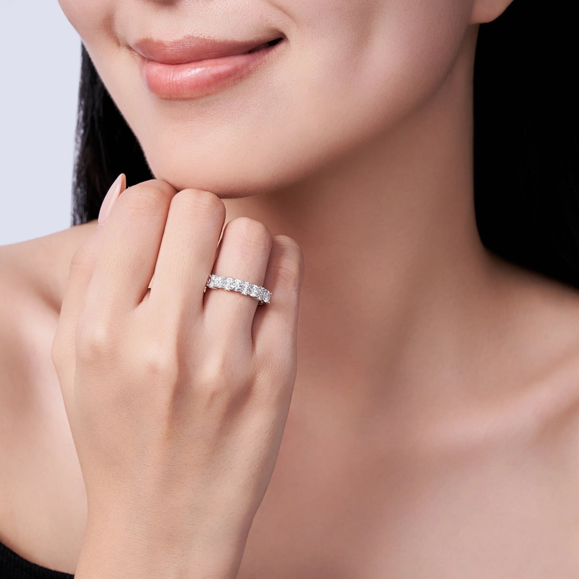 A Luxurious And Fashionable Minimalist Jewelry Ring Featuring Top-quality Moissanite, Made Of S925 Silver Electroplated With Platinum. Weselleverythingnow